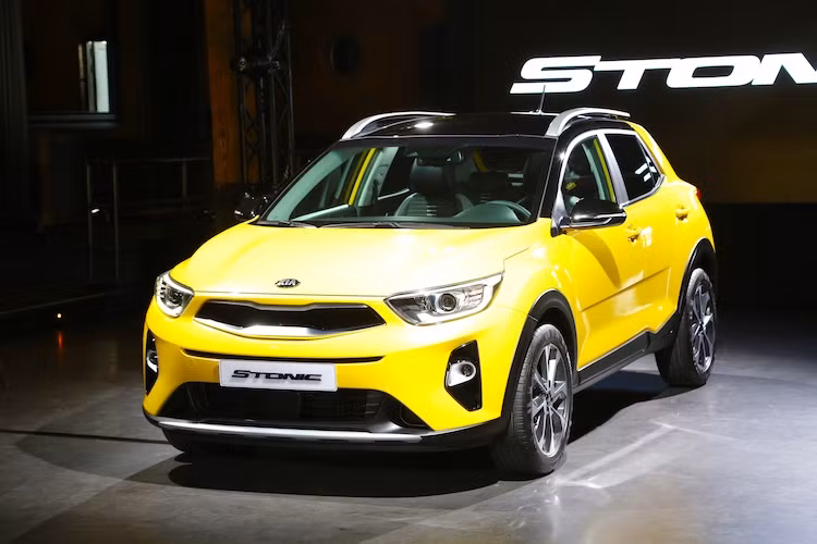 Chỉ 1 ngày sau khi những hình ảnh đầu tiên bị lộ diện, mẫu crossover hạng B giá rẻ Kia Stonic 2018 mới đã được hãng xe Hàn Kia chính thức công bố những thông tin đầu tiên. Stonic là mẫu crossover giá rẻ thế hệ mới thứ 2 thuộc tập đoàn Hyundai, sau chiếc Hyundai Kona vừa ra mắt cách đây không lâu.