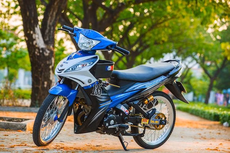 Ra mắt lần đầu tiên từ cách đây gần 15 năm, thế hệ xe máy Yamaha Exciter 135 không chỉ nhanh chóng được ưa chuộng tại Việt Nam mà còn cả tại nhiều quốc gia Đông Nam Á. Tại thị trường Indonesia, mẫu xe này có tên gọi Jupiter MX 135, trong khi Thái Lan có phiên bản Spark 135 với thiết kế tổng thể y hệt Exciter Việt, chỉ khác một số chi tiết nhỏ.