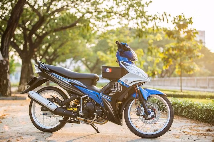Để "làm mới" lại chiếc Exciter 135 đời đầu của mình, một người chơi xe tại Việt Nam đã không chỉ phục chế lại chiếc xe mà còn trang trí lại theo mẫu của chiếc Spark 135 Thái Lan. Ngoài ra, bản độ này còn gây ấn tượng bởi những món đồ chơi đắt giá, là niềm mơ ước của nhiều biker Việt.