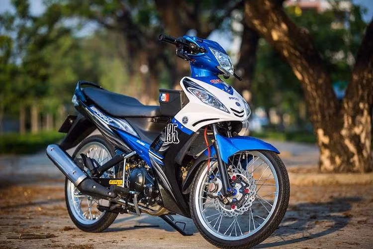 Chiếc Yamaha Exciter 135 đời đầu đã được người chơi xe máy tại Việt Nam làm mới lại hoàn toàn, sau đó độ kiểng và "lột xác" thành phiên bản Yamaha Spark 135 như tại Thái Lan.