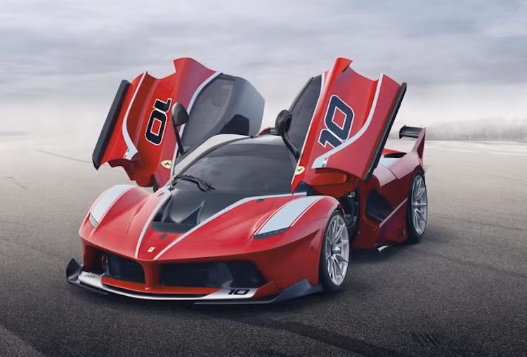 LaFerrari FXX K (2,7 triệu USD): LaFerrari FXX K là phiên bản chỉ dành cho đường đua, ngoài ra chiếc xe còn là phiên bản thử nghiệm công nghệ tương lai. Chữ "K" trong tên viết tắt của "Kers" là hệ thống phục hồi động năng thông qua tối ưu hóa hiệu suất kết hợp với động cơ 6,3 lít V12 hút khí tự nhiên cho công suất tăng từ 789 mã lực lên 848 mã lực nhờ sử dụng trục cam và cổ góp hút mới.