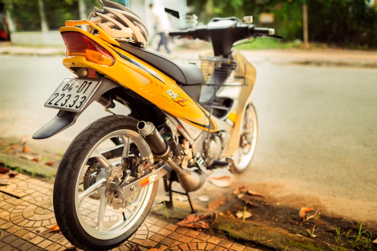 Dòng xe 2 kỳ côn tay Yamaha Z125 lừng lẫy một thời đã được người chơi xe tại Vĩnh Long "dọn mới" lại như "đập thùng", đồng thời trang bị một loạt các món phụ tùng nâng cấp có giá trị lên đến cả trăm triệu đồng.