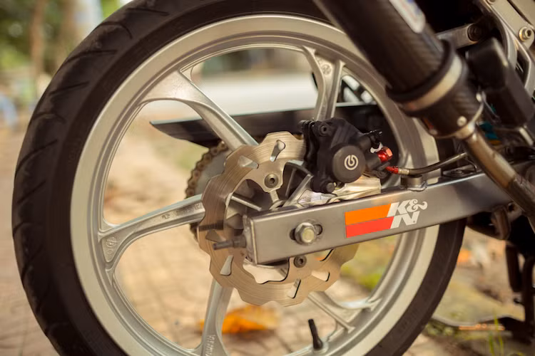 Ở phía sau, hệ thống phanh của xe cũng đã được nâng cấp với đĩa Galfer và heo Brembo. Những chiếc xe máy Yamaha Z125 đời đầu về Việt Nam thường có bánh căm, tuy nhiên bản độ này đã được chủ xe nâng cấp lên vành đúc 6 cây từ phiên bản 125ZR đời sau để có dáng thể thao hơn.