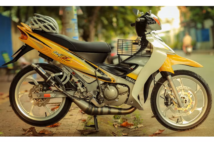 Xuất hiện tại các thị trường Đông Nam Á từ khoảng cuối thập niên 90 nhưng phải tới khoảng những năm 2001, mẫu xe 2 kỳ Yamaha Z125 mới bắt đầu trở nên phổ biến trong giới chơi xe Việt. Hiện nay, Z125 vẫn được sản xuất tại Malaysia với tên gọi 125ZR. Tuy nhiên so với 125ZR, những chiếc Z125 "đời đầu" có tem đơn giản hơn và yếm màu trắng, thay vì cùng màu thân xe.