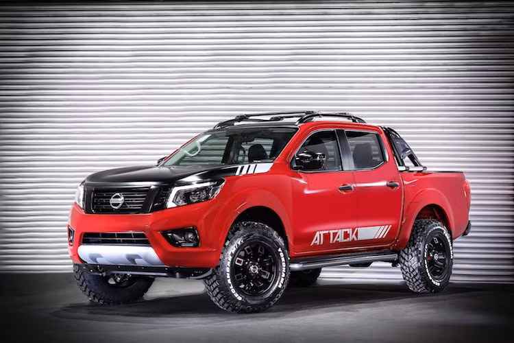 Ở bên dưới nắp ca-pô, Frontier Attack Concept sở hữu động cơ turbodiesel 2.3l với công suất tối đa 187 mã lực và mô-men xoắn cực đại 450 Nm giống nhiều bản Navara khác. Sức mạnh của động cơ được truyền tới hệ dẫn động 4 bánh bán thời gian thông qua hộp số sàn 6 cấp.