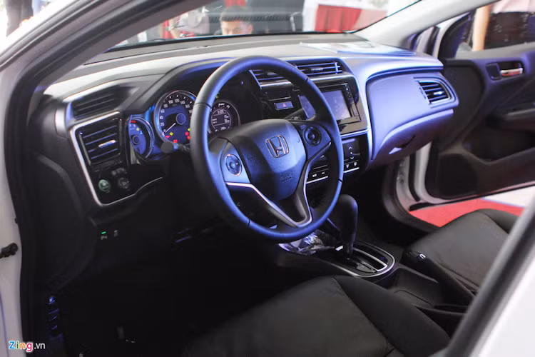 Ngoài một số thay đổi trong thiết kế ngoại thất, nội thất của Honda City 2017 cũng được cải tiến với ghế da, vô-lăng 3 chấu bọc da, màn hình cảm ứng 6,8 inch, hệ thống âm thanh 8 loa.