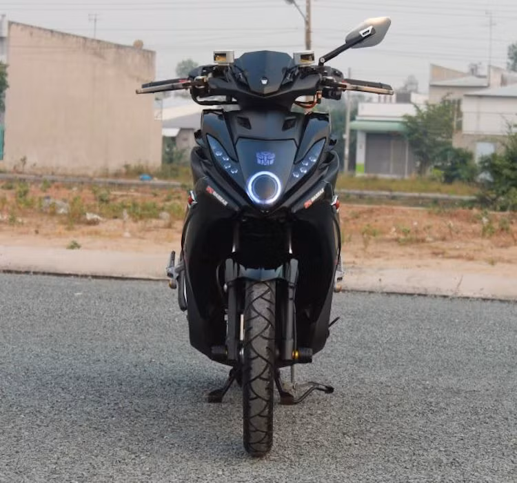 Để khiến chiếc Nouvo SX "đời cuối" của mình trở nên độc đáo hơn, một biker tại An Giang đã tiến hành "lên đồ chơi" và trang trí dàn ngoài của chiếc xe. Sau khi độ lại, chiếc Nouvo vốn đã có vẻ ngoài mạnh mẽ, sắc sảo lại càng trở nên "ngầu" và độc đáo hơn.