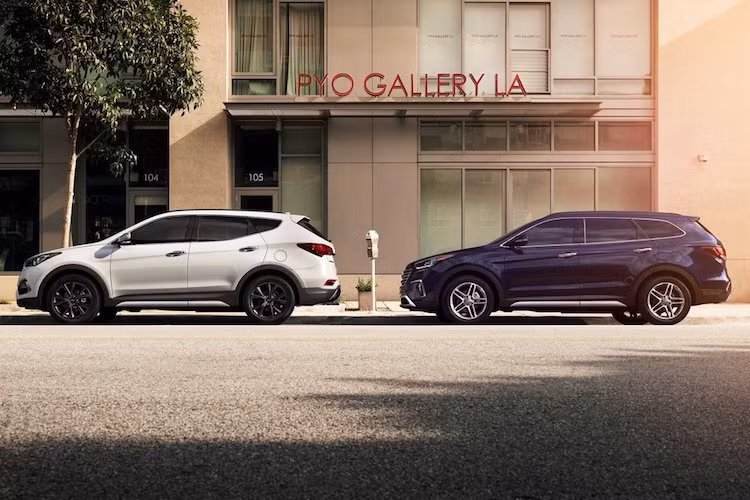Tại thị trường Mỹ, mẫu crossover cỡ trung Hyundai Santa Fe 2018 sẽ vẫn được bán với 2 phiên bản. Trong đó, bản 5 chỗ Santa Fe Sport giống như chiếc Santa Fe tại Việt Nam về thiết kế. Phiên bản 7 chỗ sẽ chỉ được gọi là Santa Fe và có thiết kế khá nhiều khác biệt so với bản Sport.