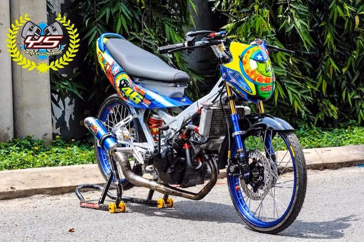 Trong các phong cách độ Sonic 125, kiểu độ drag phát huy được tối đa tốc độ của chiếc xe, đổi lại phải "hy sinh" sự tiện dụng của xe nguyên bản và không còn đủ điều kiện lưu thông ngoài đường. Theo phong cách này, một xưởng độ tại Sài Gòn đã nâng cấp "full bài" chiếc Sonic 125 thành xe đua drag chuyên nghiệp.