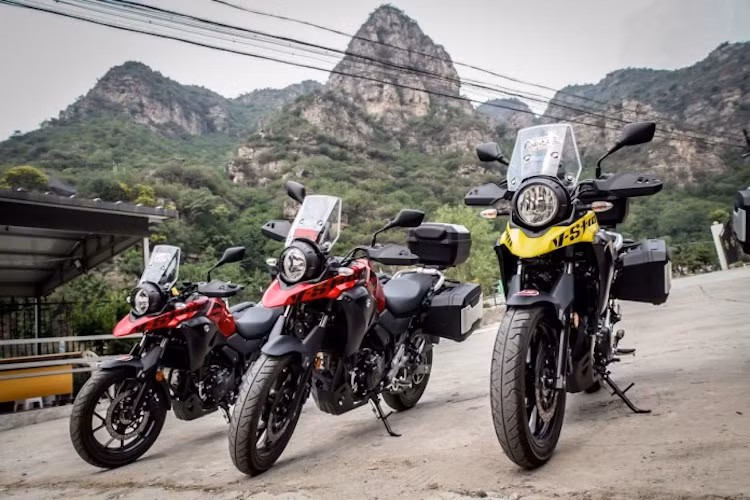 Ngoài khung và máy, V-Strom DL250 còn chia sẻ chung mâm và lốp giống như GSX-250R. Tuy nhiên, khá lạ khi cả 2 bánh xe của V-Strom 250 đều có đường kính 17 inch, trong khi những chiếc xe dòng adventure khác thường có bánh trước cỡ 19 inch.