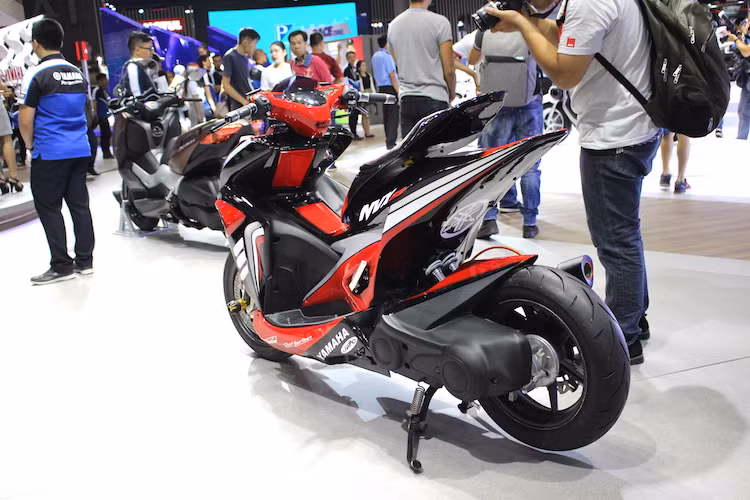Chiếc xe tay ga Yamaha NVX đã được Yamaha Việt Nam đặt độ "không đụng hàng" với nhiều món đồ chơi "hàng thửa" và dàn vỏ chế mủ theo phong cách siêu môtô.