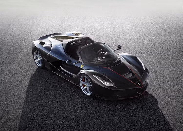 Ferrari LaFerrari Aperta (2,1 triệu USD): Mặc dù Ferrari LaFerrari Coupe ra mắt ở Geneva Motor Show 2013, bản mui trần Aperta phải đến triển lãm Paris Motor Show 2016 mới xuất hiện. Mức giá chính thức không được hãng công bố, nhưng theo Blommberg, LaFerrari Aperta có giá bán khoảng 2,1 triệu USD.