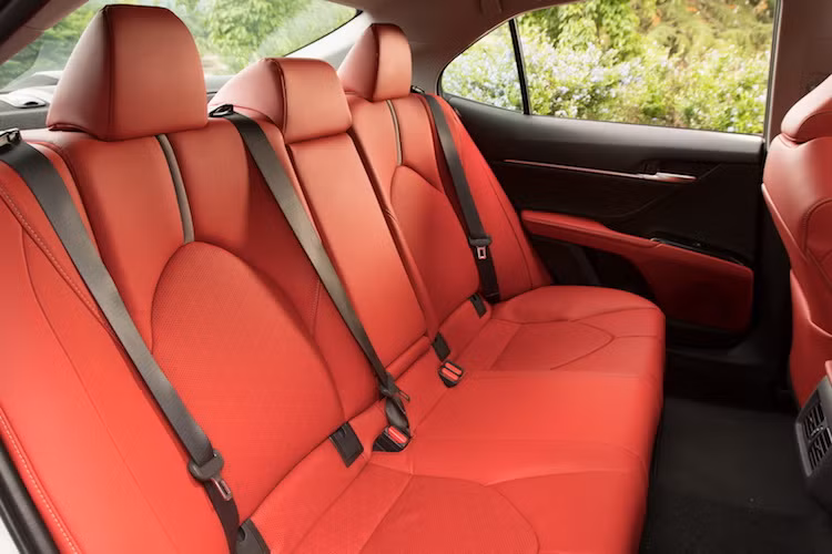 Từng ghế ngồi một cũng đã được Toyota thiết kế lại để đem tới cảm giác ngồi thoải mái hơn, cùng với các chất liệu cao cấp với bề mặt mịn, mềm và dễ chịu hơn. Các trang bị trợ giúp và an toàn cũng được nâng cấp với hệ thống cảnh báo va chạm, nhận biết người đi bộ, giữ ga tự động thông minh, cảnh báo chuyển làn, đèn pha tự động, 10 túi khí...