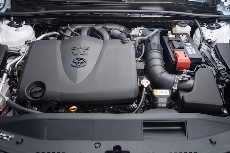 Trái với "trào lưu" tăng áp chung, Camry thế hệ thứ 8 vẫn tiếp tục sử dụng 2 loại động cơ xăng nạp khí tự nhiên. Động cơ 2.5l 4 xi-lanh thẳng hàng của xe mạnh 206 mã lực/252 Nm, trong khi bản V6 3.5 cao cấp có công suất 301 mã lực/362 Nm. Các động cơ này sẽ được kết hợp với hộp số tự động 8 cấp thế hệ mới. Ngoài ra, Camry còn có bản hybrid 2.5 dùng hộp số CVT.