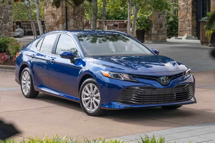 Là một trong những dòng xe có doanh số tốt nhất trên toàn Thế giới của Toyota, tuy nhiên Camry luôn được coi là phương tiện di chuyển từ A tới B và có kiểu dáng "mờ nhạt". Để thay đổi định kiến này, thế hệ Toyota Camry 2018 mới nhất đã đươc Toyota thiết kế lại hoàn toàn, trở nên ấn tượng và đẹp mắt hơn bao giờ hết.