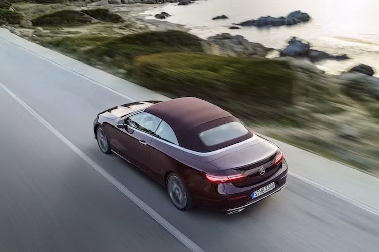 Sau này, E-Class Cabriolet sẽ còn có thêm phiên bản E63 AMG mạnh mẽ nhất, được trang bị động cơ V8 4.0l từ siêu xe AMG GT. Giống như E-Class Coupe, phiên bản mui trần sẽ có một danh sách dài những trang bị tùy chọn tiện nghi và an toàn khác nhau.