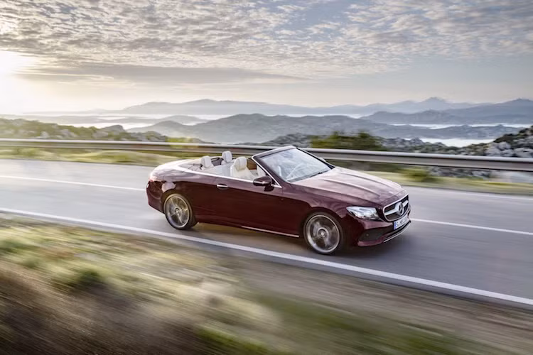 Ở các thị trường khác, E-Class Cabriolet sẽ có đầy đủ các bản động cơ như dòng E-Class Coupe. Khi ra mắt, Mercedes E-Class thế hệ mới sẽ có tổng cộng 4 phiên bản tại châu Âu là E220d (động cơ 4 xi-lanh 2.0l 191 mã lực), E200 với máy xăng 181 mã lực, E300 có động cơ như E200 nhưng nâng công suất lên 242 mã lực và 2 phiên bản như thị trường Mỹ.