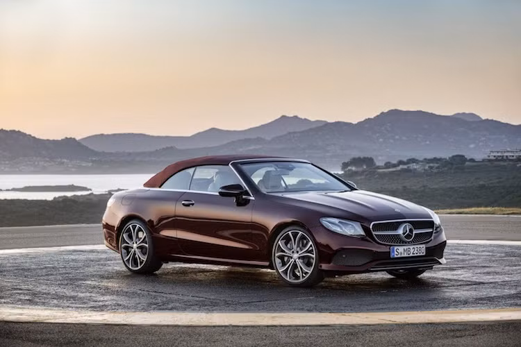 Với sự xuất hiện của phiên bản mui trần Mercedes E-Class Cabriolet, dòng xe sang Mercedes E-Class thế hệ mới đã chính thức hoàn thành với đầy đủ các phiên bản thân xe khác nhau, bên cạnh sedan, wagon, coupe và bản địa hình All Terrain. Bên cạnh đó, loạt xe mui trần của Mercedes cũng đã đầy đủ "bộ ba" C-E và S-Class Cabriolet.