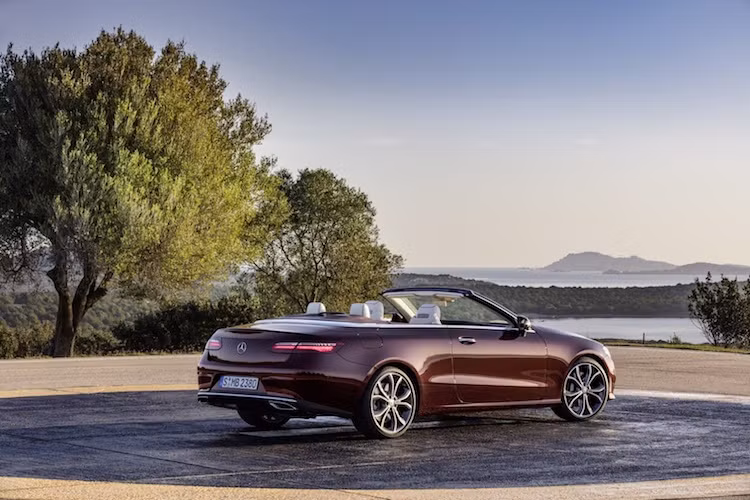 Đương nhiên, khác biệt lớn nhất của chiếc xe so với phiên bản coupe đó là E-Class Cabriolet được trang bị mui xếp mềm bằng vải bạt. Bộ mui này có thể đóng mở chỉ trong 20 giây ở tốc độ dưới 50 km/h. Khi gập mui, khoang hành lý của xe bị giảm thể tích xuống còn 310 mm thay vì 385 mm như khi mở mui.