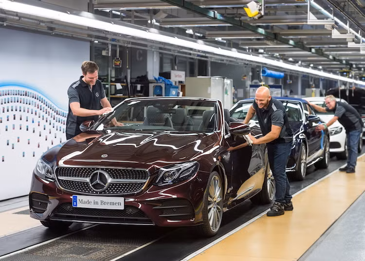 Là phiên bản cuối cùng của dòng xe sang hạng trung E-Class thế hệ mới, mẫu xe Mercedes E-Class Cabriolet mui trần đã được đưa lên dây chuyền sản xuất hàng loạt để chuẩn bị giao tới tay khách hàng. Việc sản xuất E-Class Cabriolet được thực hiện tại nhà máy Mercedes ở Bremen, Đức với hơn 12.500 công nhân.