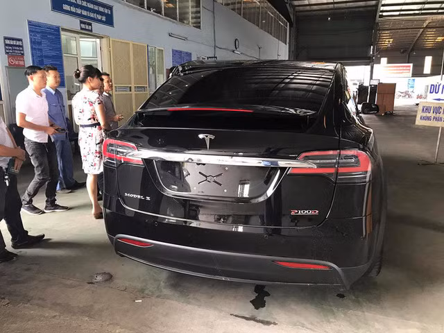 Ở Mỹ, phiên bản P100D đắt nhất có giá khởi điểm từ 135.500 USD (tương đương 3,1 tỷ Đồng). Hiện vẫn chưa rõ giá bán Tesla Model X P100D tại Việt Nam. Tuy nhiên do mạng lưới điện ở Việt Nam chưa phù hợp để sạc điện cho xe điện công suất cao và các nên chắc chắn việc sử dụng chiếc siêu xe điên này tại nước ta là một việc khá khó khăn.