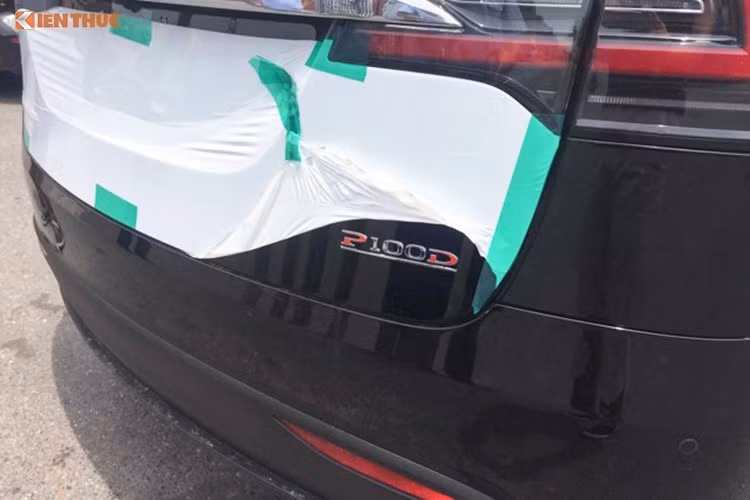 Mối liên hệ giữa Model X với Model S càng trở nên rõ rệt ở phía sau xe, với phần đuôi được thiết kế tương tự. Cũng giống như với sự xuất hiện của Model S trước đó, siêu xe điện Model X là một "kỳ quan công nghệ" trên 4 bánh xe.