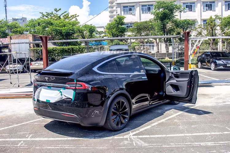 Trên thực tế, Model X giống một mẫu coupe-crossover 5 cửa hơn là SUV thực thụ. Điều này được thể hiện rõ qua vòm mái cong về phía sau và khoảng sáng gầm khá thấp (Ảnh:TTTT).