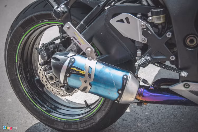 Màu sắc của ống xả cũng tương xứng với bộ giáp mới của Kawasaki ZX-10R.