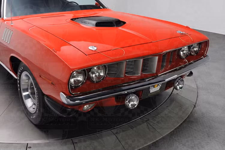 Điểm khiến Hemi Cuda trở thành một trong những "huyền thoại" xe cơ bắp Mỹ là khối động cơ V8 nạp khí tự nhiên Hemi với dung tích "khủng" 426 inch khối (7.0l) nằm dưới nắp ca-pô. Với cặp chế hòa khí 4 họng gió, chiếc xe đạt công suất khá "khủng" vào thập niên 70 là 425 mã lực.