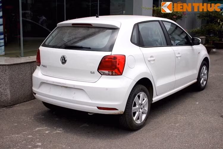 Phiên bản Polo được nhập khẩu về Việt Nam dùng máy TSI 1.6l, phun xăng đa điểm (105 mã lực/153 Nm). Xe được trang bị hộp số tự động 6 cấp. Dù đã giảm giá nhưng với số tiền lên tới gần 700 triệu đồng, cả 2 phiên bản Polo vẫn đắt hơn đa số các đối thủ hạng B tại Việt Nam tới khoảng hơn 100 triệu đồng.