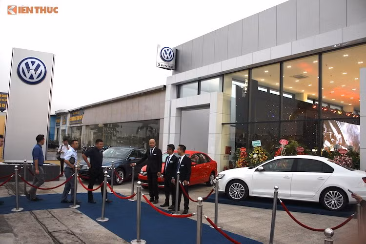 Hiện tại, 3 rào cản lớn nhất của Volkswagen tại Việt Nam là thương hiệu còn khá xa lạ với người dùng, giá bán tương đối cao và mạng lưới dịch vụ còn "mỏng". Tuy nhiên, trong năm nay hãng cũng đã có dự định mở thêm nhiều đại lý từ Bắc vào Nam. Ngoài ra, thời điểm 2018 khi thuế nhập xe từ ASEAN bằng 0 cũng là cơ hội để xe Volkswagen có giá rẻ hơn, do nhiều dòng xe của hãng đang được lắp ráp tại Đông Nam Á.