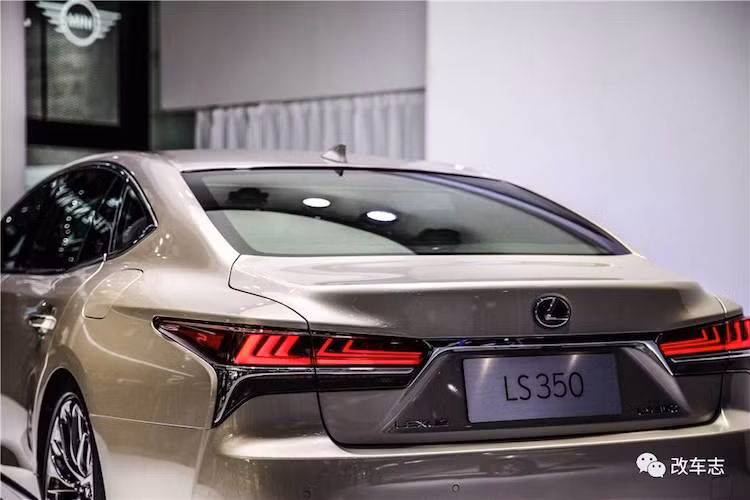 Sức mạnh được truyền tới cầu sau thông qua hộp số 10 cấp thế hệ mới. Do Lexus không nhắc tới việc LS350 có lựa chọn dẫn động 4 bánh hay không, chính vì vậy nhiều khả năng phiên bản này chỉ có hệ dẫn động cầu sau.