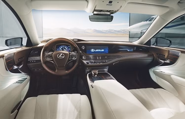 Ở bên trong cabin, Lexus LS350 2018 cũng không gây thất vọng cho khi sở hữu bảng táp-lô rộng thoáng với thiết kế đẹp mắt và trang bị các tiện nghi, công nghệ cao cấp nhất. Không chỉ có hệ thống thông tin giải trí với màn hình 12,3 inch, chiếc xe còn có một màn hình cảm ứng có khả năng nhận biết chữ viết tay và tùy chọn màn hình hiển thị trên kính lớn nhất Thế giới với kích thước lên tới 24 inch.