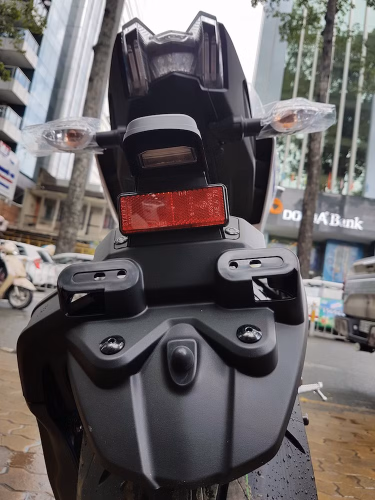 So với phiên bản cũ, MT-09 2017 cũng được thiết kế lại hoàn toàn phần đuôi. Không chỉ có khung phụ rút gọn đi 30 mm chiều dài, chiếc xe còn có phần đuôi mới với thiết kế vuốt nhọn thể thao với các tấm ốp hai bên khá giống R15. Bên cạnh đó, pad biển số cũng đã được dời xuống bánh xe theo phong cách Ducati Diavel.
