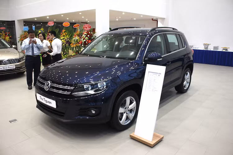 Bên cạnh Touareg, một dòng xe crossover khác của Volkswagen tại Việt Nam là chiếc Tiguan thuộc phân khúc C - tương đương Mazda CX-5 hay Hyundai Tucson. Hiện có giá 1,29 tỷ đồng, tuy nhiên phiên bản Tiguan đang bán tại Việt Nam thuộc thế hệ đầu tiên của dòng xe. Kể từ năm ngoái, Volkswagen đã ra mắt Tiguan thế hệ thứ 2 và hiện phiên bản này đang dần được hãng phân phối tại nhiều nước trên Thế giới.