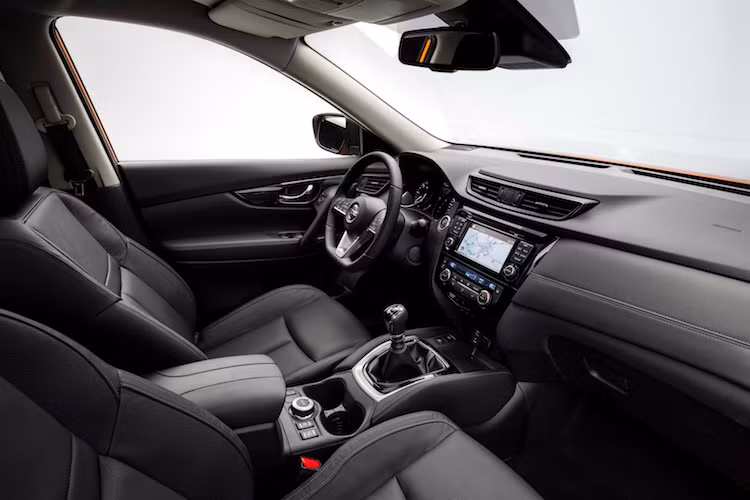 Công nghệ là một điểm nổi bật của X-Trail 2017 khi chiếc xe sẽ có tùy chọn hệ thống lái bán tự động ProPilot vào năm sau. Hệ thống này có khả năng điều khiển, tăng tốc và phanh trên 1 làn đường ở cao tốc, khi tắc đường hay di chuyển đều ở tốc độ cao. Ngoài ra, chiếc xe còn có hệ thống phanh khẩn cấp, nhận biết người đi bộ, cảnh báo xe vượt...