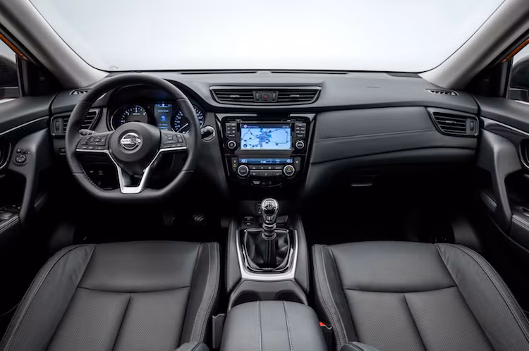 Ở bên trong, Nissan đã trang bị cho bản nâng cấp X-Trail 2017 tay lái 3 chấu với thiết kế thể thao, kèm theo lẫy chuyển số phía sau vô-lăng. Bảng táp-lô của xe cũng có một chút khác biệt nhẹ. Giữa bảng điều khiển trung tâm là hệ thống thông tin giải trí NissanConnectSM với màn hình cảm ứng 7 inch hỗ trợ tính năng định vị, sử dụng các ứng dụng điện thoại, điều khiển bằng giọng nói...