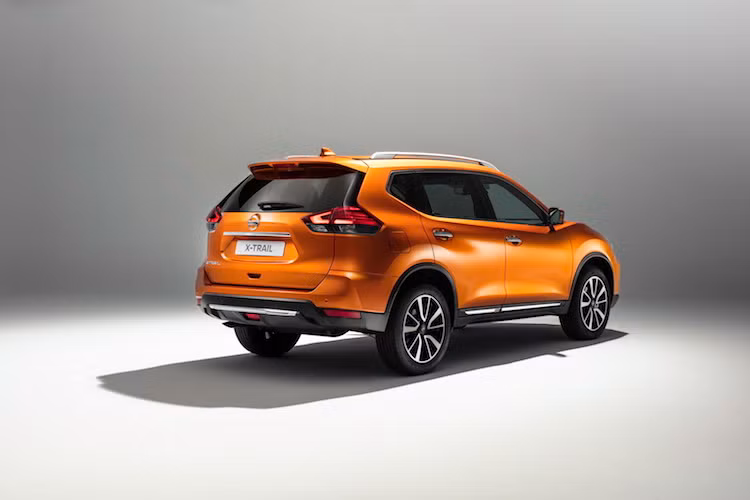 2 bên thân xe của Nissan X-Trail 2017 không có nhiều sự thay đổi, chỉ được trang bị thêm một thanh nẹp chrome chạy dọc bên dưới thân xe. Ngoài ra chiếc xe còn có thêm 3 tùy chọn màu sơn và những bộ mâm kích thước 17, 18 và 19 inch với thiết kế mới. Cuối cùng, những thay đổi ở phía sau đuôi xe khó nhận ra hơn nhiều, chỉ bao gồm đèn hậu LED hình boomerang đem lại cho X-Trail 2017 vẻ mới mẻ và hiện đại hơn.