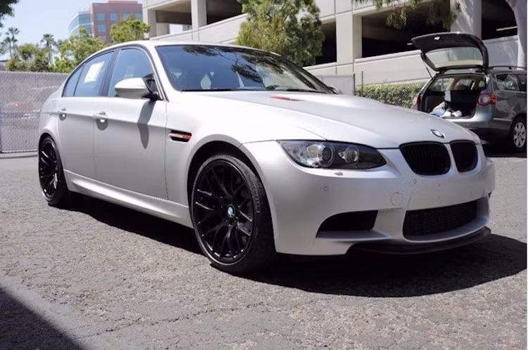 Về thiết kế, M3 CRT gần như không khác gì so với những chiếc M3 Sedan E90 bình thường. Phải để ý kỹ, người yêu xe mới có thể nhận ra chiếc xe có lưới tản nhiệt hơi khác một chút, mâm đúc 19 inch siêu nhẹ và cánh đuôi dạng nẹp nằm ở trên nắp khoang hành lý.