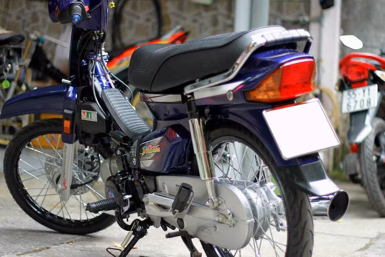 Chiếc xe số phổ thông Honda Super Dream 100 đã được dọn mới theo phong cách phiên bản kỷ niệm 10 năm thành lập Honda Việt Nam và độ thêm một số chi tiết theo phong cách kiểng đơn giản, khiến nó trở nên nổi bật và hấp dẫn hơn.