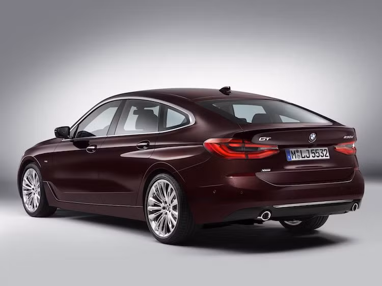 Ở phía sau, phần đuôi của mẫu xe sang 6 Series GT có thiết kế thời trang hơn so với 5 Series với cặp đèn hậu thanh mảnh, bo tròn theo 2 góc đuôi và có chóa đèn LED ấn tượng. Những chi tiết như vòm mui cong đều và các cửa kính không có khung khiến cho ngoại thất của 6 Series GT càng trở nên tinh tế hơn.