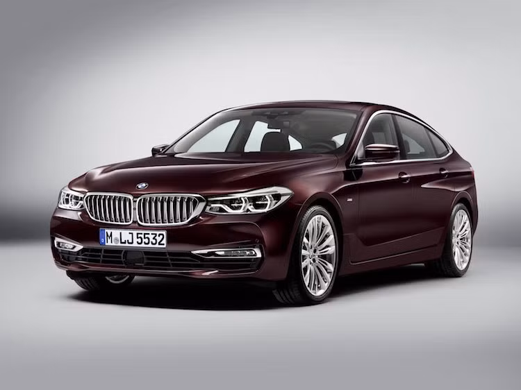 Về thiết kế, BMW 6 Series GT chịu ảnh hưởng lớn từ 5 Series, thể hiện qua phần đầu với thiết kế gần như y hệt, chỉ khác biệt đôi chút ở cản trước. Giống như 5 Series thế hệ mới, 6 Series GT cũng có kiểu dáng giản dị nhưng sang trọng, đồng thời mang những nét đặc trưng trên những mẫu BMW hiện nay.