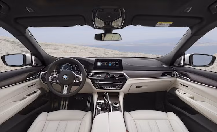 Ở bên trong nội thất, 6 Series GT sở hữu thiết kế y hệt như 5 Series mới, gợi lên cảm giác quen thuộc khi có thiết kế bảng táp-lô rất giống với dòng 7 Series hiện tại. Khác biệt lớn nhất của chiếc xe đó là toàn bộ bảng điều khiển trung tâm cùng màn hình 8.8 inch đã được bố trí nghiêng nhẹ về phía người lái.