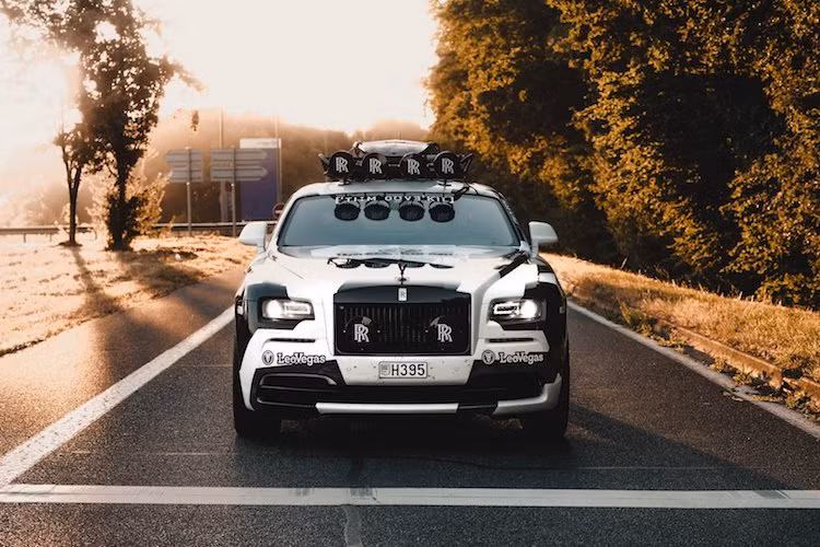 Được Olsson đặt tên là George the Rolls, cũng giống như những siêu xe trước đây của anh, chiếc xe Rolls-Royce Wraith đã được độ lại "hết bài" với mục đích trở thành phương tiện di chuyển giữa các địa điểm trượt tuyết. Ở phía trước, lưới tản nhiệt truyền thống của Rolls-Royce trên Wraith đã được sơn lại trong màu đen bóng và gắn thêm cặp đèn LED chiếu sáng tăng cường.