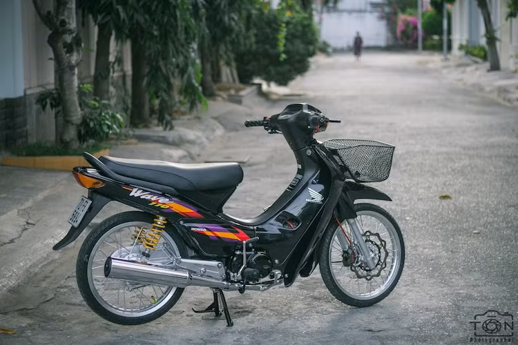 Có vẻ ngoài nguyên bản và như xe "đập thùng", chiếc Honda Wave 110 nhập Thái Lan cũ của một dân chơi xe máy Việt gây ấn tượng bởi những điểm nhấn nhỏ là các phụ tùng độ "hàng hiệu".