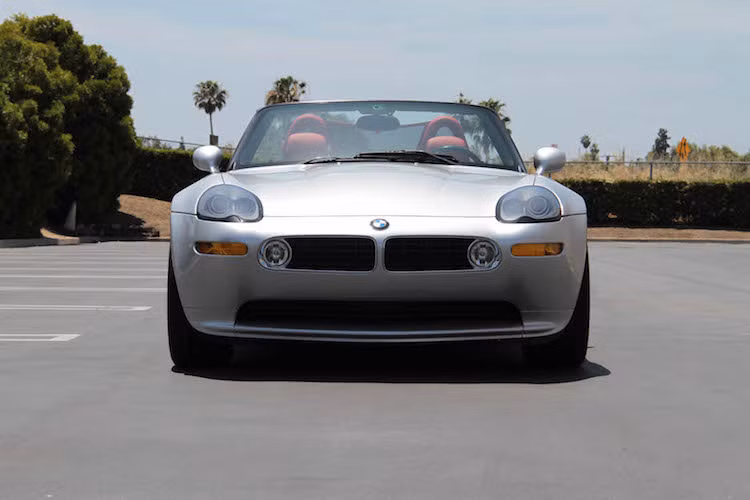 So với chiếc Z8 của BMW, động cơ trên Alpina V8 Roadster có công suất yếu hơn, nhưng bù lại sở hữu mô-men xoắn lớn hơn. Cùng với hệ thống treo mềm và lốp thành mềm hơn, có thể nói Alpina V8 Roadster hướng tới sự tiện nghi và êm dịu của một mẫu xe sang, thay vì mang tính thể thao như Z8.