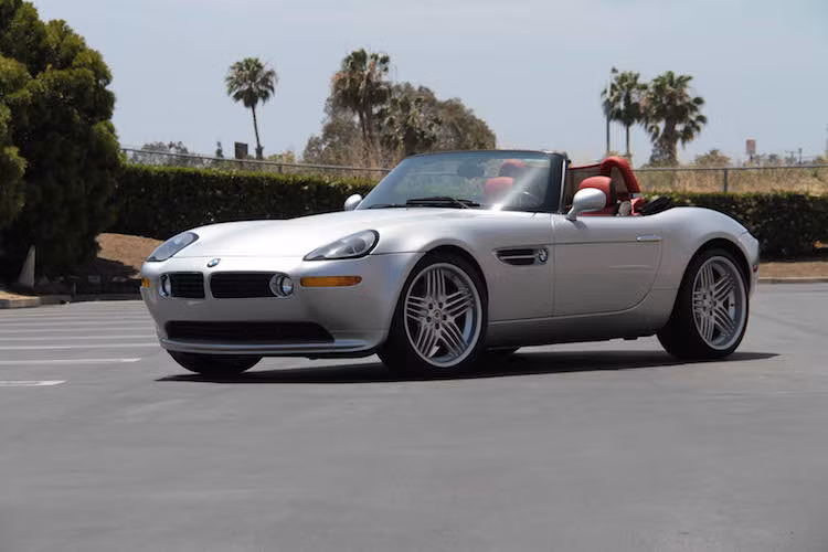 Được sản xuất từ năm 1999-2002, siêu xe mui trần BMW Z8 lấy cảm hứng từ dòng xe cổ BMW 507 một trong những mẫu xe đẹp nhất mọi thời đại. BMW tạo ra tổng cộng 5148 chiếc Z8, sau đó đã ký hợp đồng để hãng độ với mối quan hệ thân thiết Alpina tạo ra thêm 555 phiên bản đặc biệt Alpina V8 Roadster.