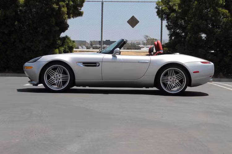 Trước Z8, BMW đã từng trưng bày một mẫu xe ý tưởng với tên gọi Z07 vào năm 1997. Khi sản xuất hàng loạt, Z8 sở hữu thiết kế hoài cổ và gần như không có sự thay đổi so với Z07. Mặc dù có vẻ ngoài cổ điển nhưng Z8 được sản xuất thủ công bằng những công nghệ hiện đại nhất thời đó.
