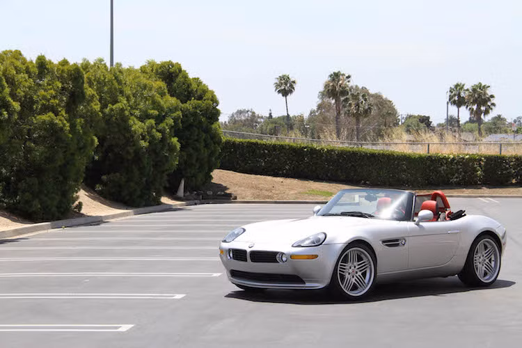 Trong số 555 chiếc Alpina V8 Roadster được sản xuất, có tới 450 chiếc dành cho thị trường Mỹ. Ngày nay, những chiếc BMW Z8 đều có giá khá đắt do vẻ đẹp của chúng. Tuy nhiên so với mặt bằng chung, Alpina V8 Roadster được định giá cao hơn những chiếc Z8 thường.