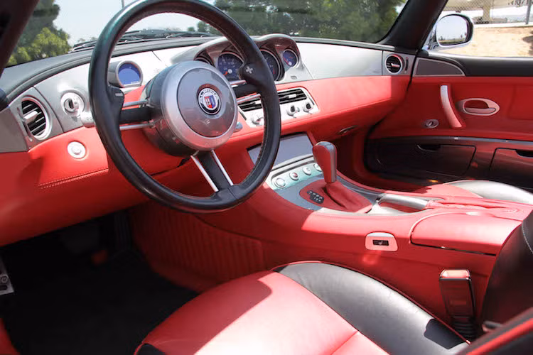 Chiếc BMW Z8 Alpina có một số điểm khác biệt nhỏ so với những chiếc Z8 khác, chẳng hạn như vô-lăng cổ điển mang logo của Alpina thay vì thương hiệu BMW và bảng đánh số thứ tự sản xuất nằm giữa 2 ghế ngồi. Nội thất của chiếc xe trong bài viết này được bọc trong da màu đen kết hợp với đỏ bắt mắt và sang trọng.